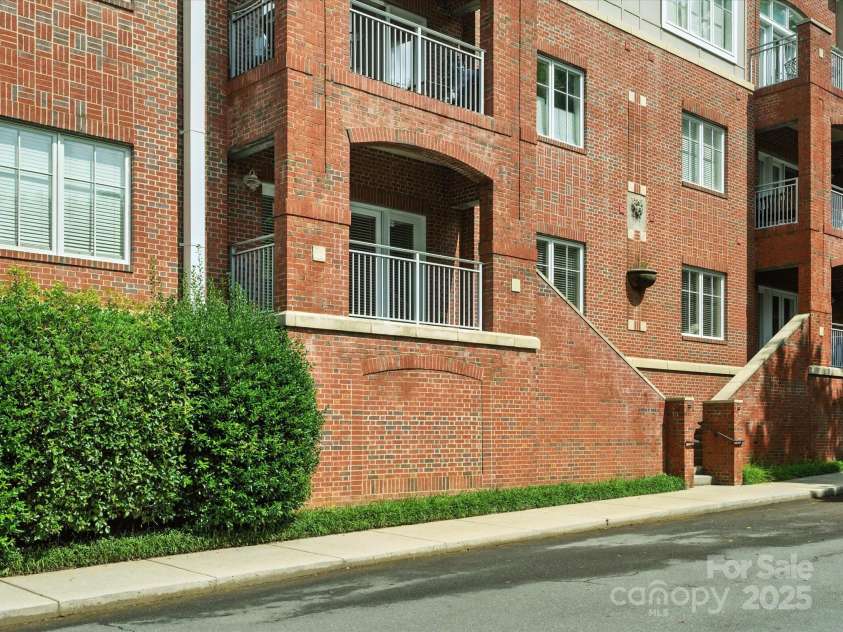 1829 Kenilworth Avenue, Charlotte, NC 28203.  MLS# CAR4270510, YatesRealty ID 32147. Second exit offers easy access to parking and Dog park