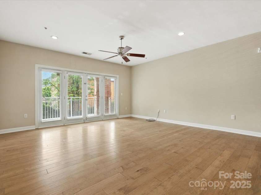 1829 Kenilworth Avenue, Charlotte, NC 28203.  MLS# CAR4270510, YatesRealty ID 32147. Sunlit Great room with wood floors