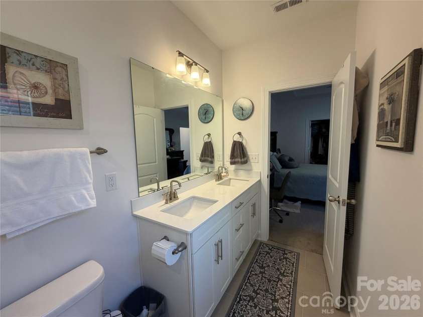 2125 24th Street Lane, Hickory, NC 28602.  MLS# CAR4391527, YatesRealty ID 32149. Jack and Jill Bath