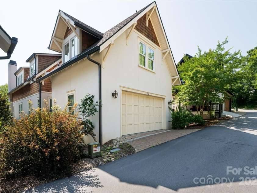 12 Fay Jones Lane, Black Mountain, NC 28711.  MLS# CAR4272405, YatesRealty ID 3215. 