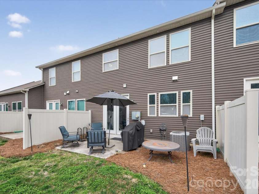 9419 Glenburn Lane, Charlotte, NC 28278.  MLS# CAR4352637, YatesRealty ID 3215. 