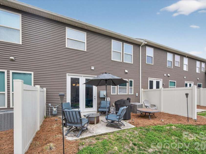 9419 Glenburn Lane, Charlotte, NC 28278.  MLS# CAR4352637, YatesRealty ID 3215. 