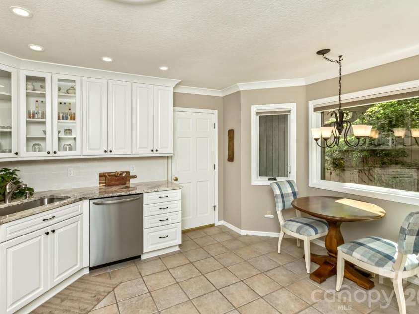 9 Ridge Terrace, Asheville, NC 28804.  MLS# CAR4394864, YatesRealty ID 32150. 