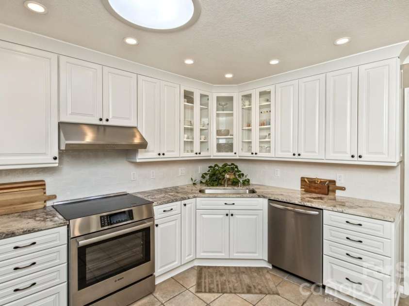9 Ridge Terrace, Asheville, NC 28804.  MLS# CAR4394864, YatesRealty ID 32150. 