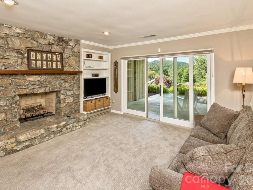 9 Ridge Terrace, Asheville, NC 28804.  MLS# CAR4394864, YatesRealty ID 32150. LOWER DEN