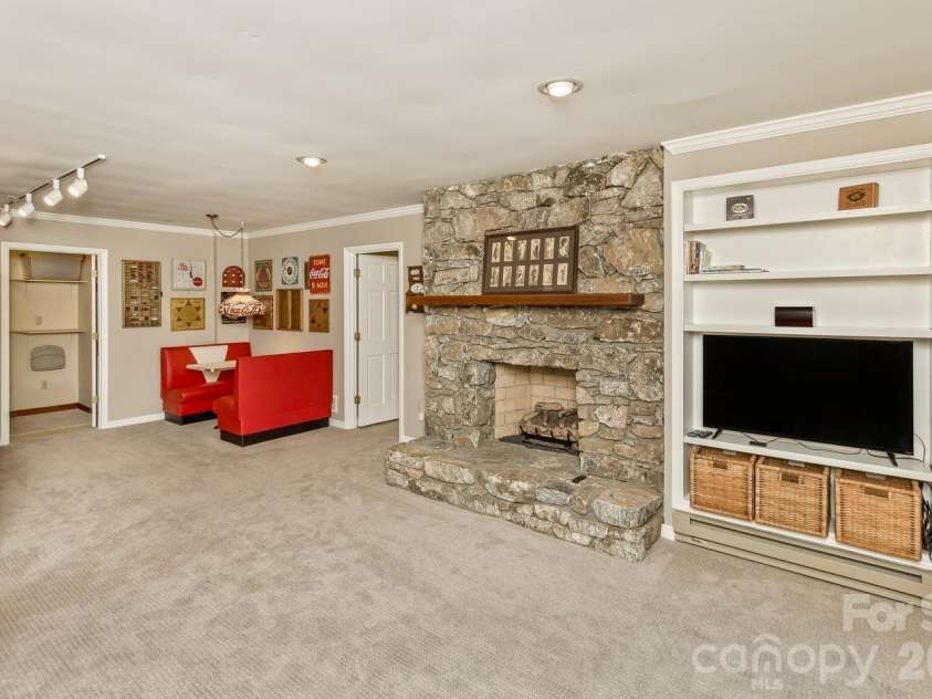 9 Ridge Terrace, Asheville, NC 28804.  MLS# CAR4394864, YatesRealty ID 32150. LOWER DEN AREA