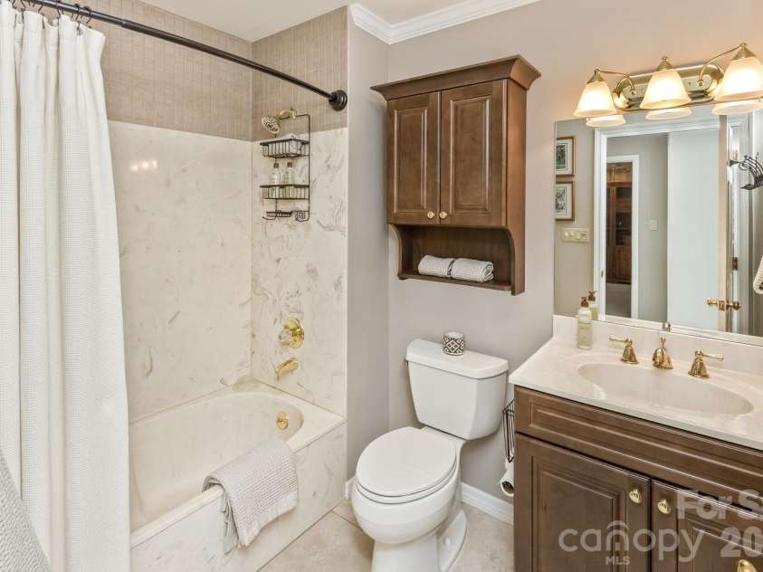 9 Ridge Terrace, Asheville, NC 28804.  MLS# CAR4394864, YatesRealty ID 32150. LOWER PRIMARY BATH