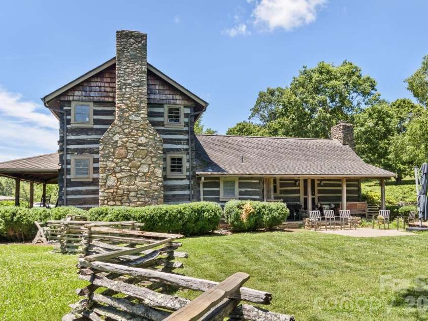 9 Ridge Terrace, Asheville, NC 28804.  MLS# CAR4394864, YatesRealty ID 32150. ORIGINAL LOG CABIN-LIBRARY
