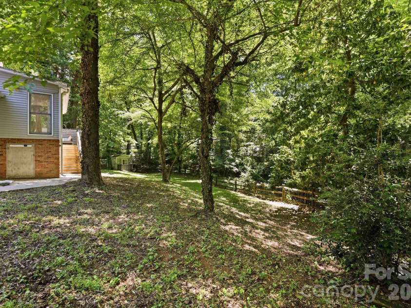 6109 Kingstree Drive, Charlotte, NC 28210.  MLS# CAR4391098, YatesRealty ID 32151. Backyard