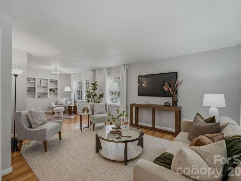6109 Kingstree Drive, Charlotte, NC 28210.  MLS# CAR4391098, YatesRealty ID 32151. Front living room
