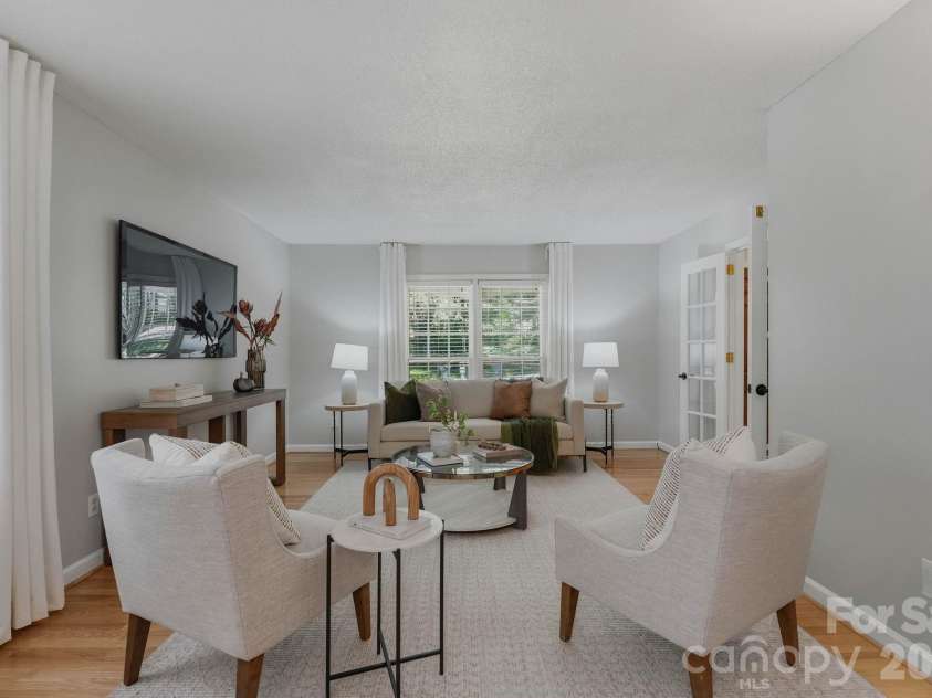 6109 Kingstree Drive, Charlotte, NC 28210.  MLS# CAR4391098, YatesRealty ID 32151. Front living room