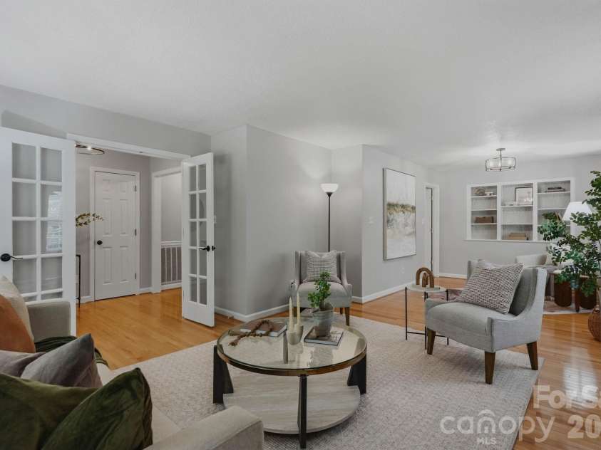 6109 Kingstree Drive, Charlotte, NC 28210.  MLS# CAR4391098, YatesRealty ID 32151. Living room