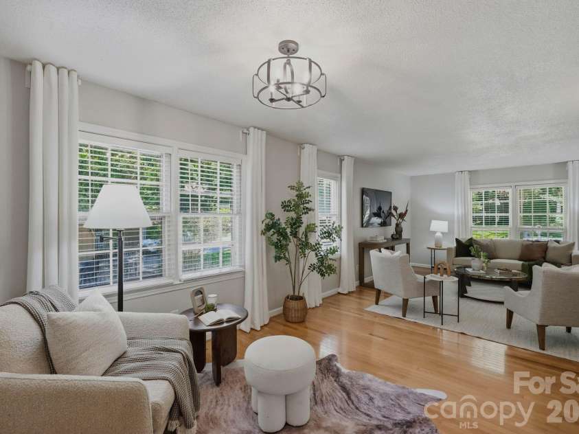 6109 Kingstree Drive, Charlotte, NC 28210.  MLS# CAR4391098, YatesRealty ID 32151. Living room