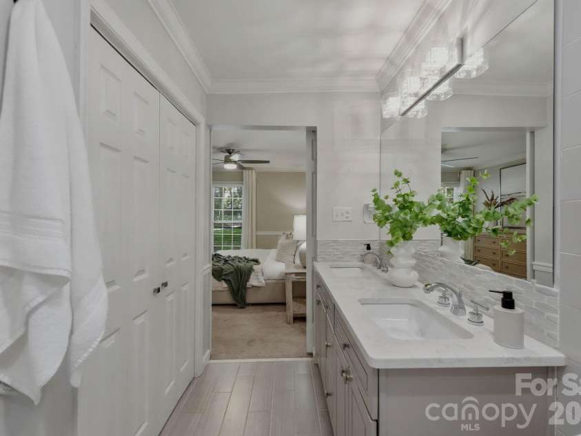 6109 Kingstree Drive, Charlotte, NC 28210.  MLS# CAR4391098, YatesRealty ID 32151. Primary bath