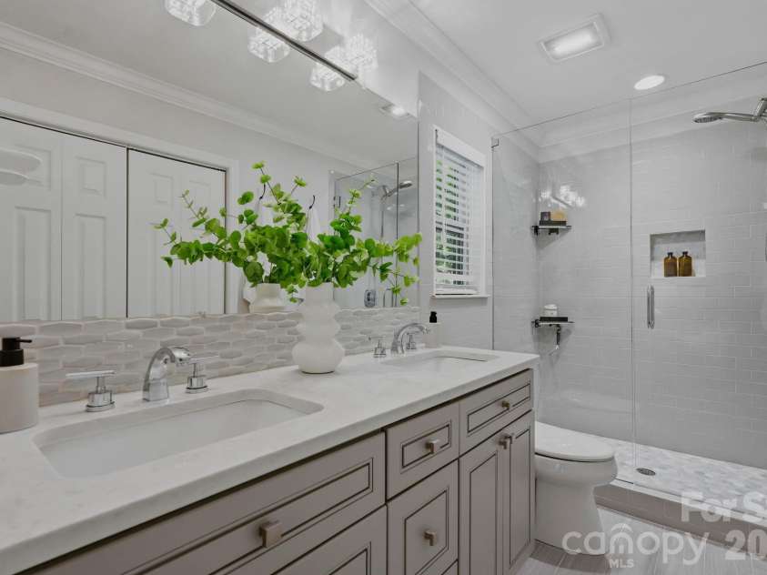 6109 Kingstree Drive, Charlotte, NC 28210.  MLS# CAR4391098, YatesRealty ID 32151. Primary bath features 2 sinks!