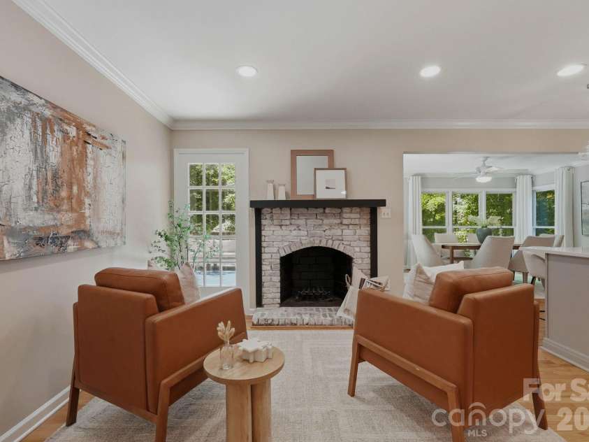 6109 Kingstree Drive, Charlotte, NC 28210.  MLS# CAR4391098, YatesRealty ID 32151. Sitting area