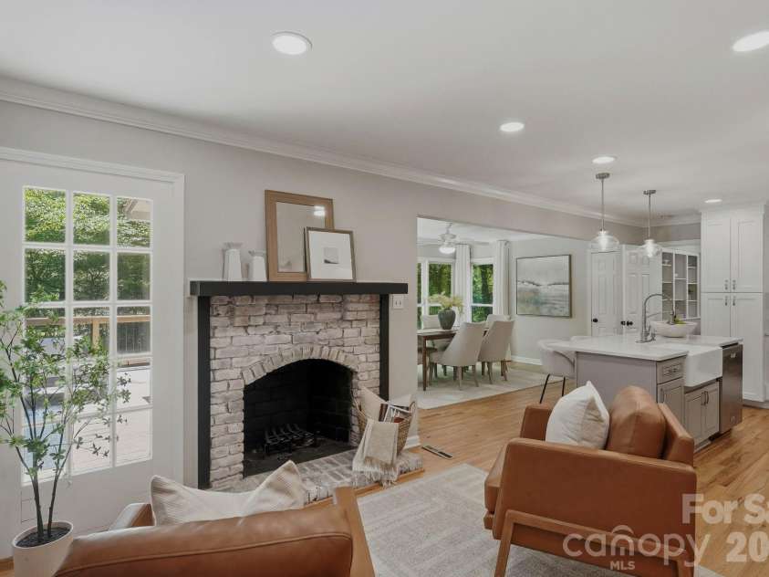 6109 Kingstree Drive, Charlotte, NC 28210.  MLS# CAR4391098, YatesRealty ID 32151. Sitting area open to kitchen.