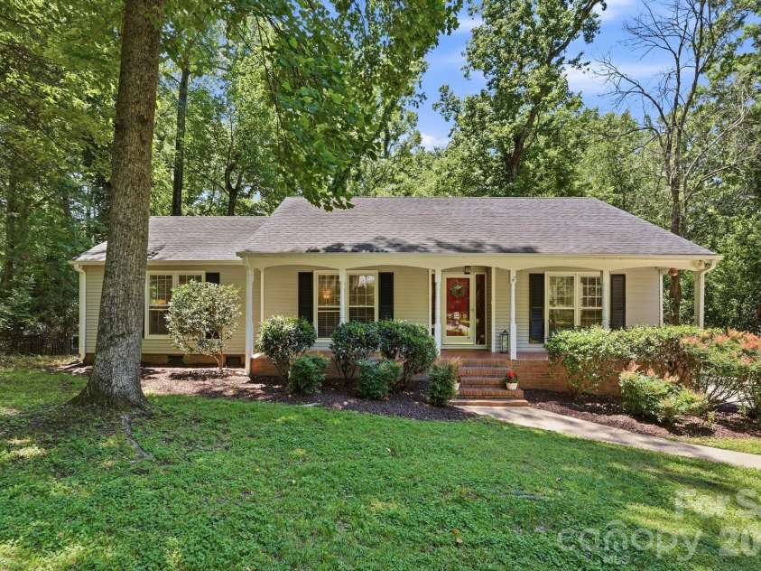 6109 Kingstree Drive, Charlotte, NC 28210.  MLS# CAR4391098, YatesRealty ID 32151. Welcome home!