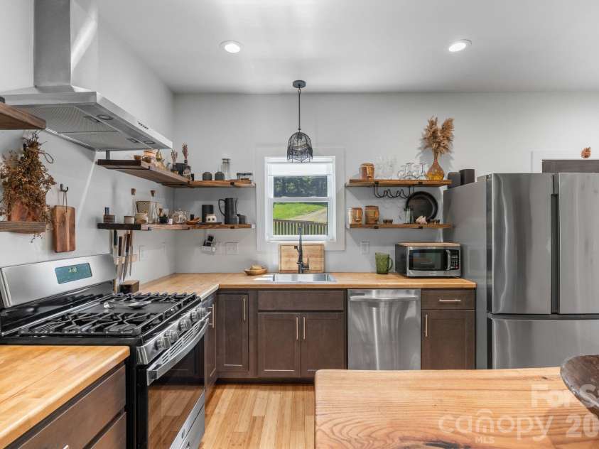 158 Simcoe Street, Asheville, NC 28806.  MLS# CAR4393424, YatesRealty ID 32152. 