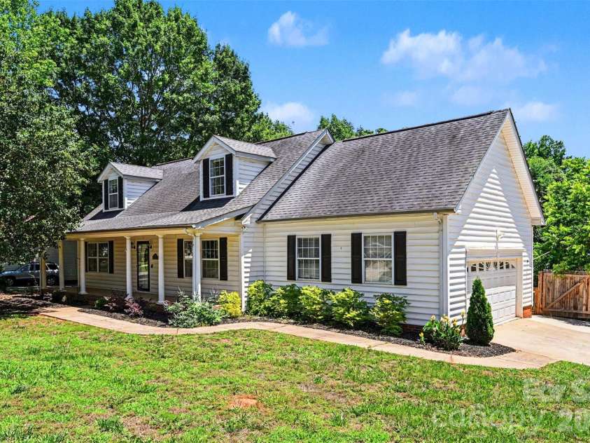 113 Heather Glen Lane, Belmont, NC 28012.  MLS# CAR4389922, YatesRealty ID 32153. 