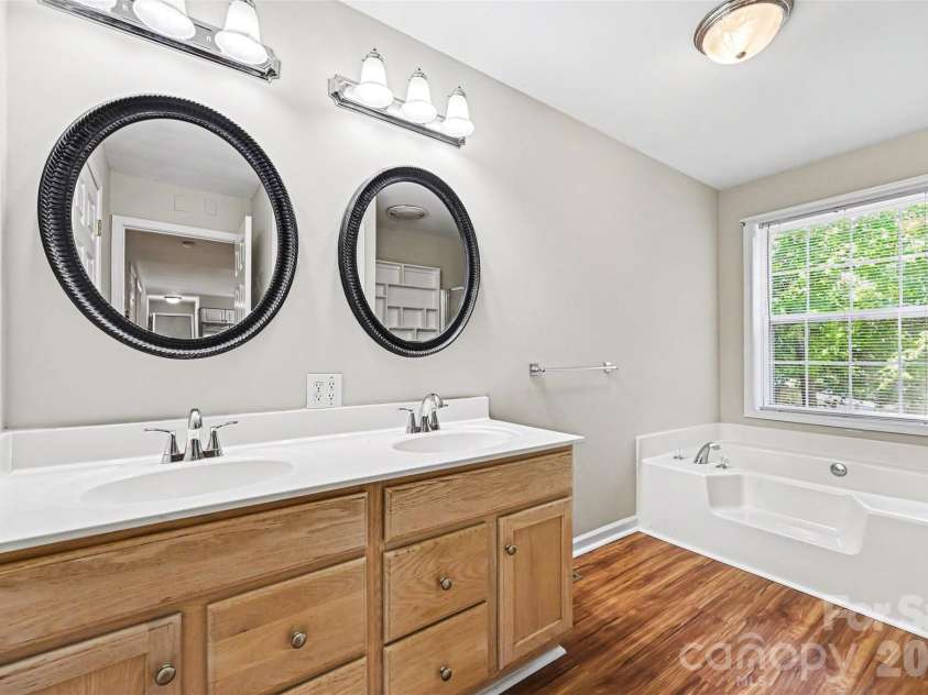 113 Heather Glen Lane, Belmont, NC 28012.  MLS# CAR4389922, YatesRealty ID 32153. Primary Bathroom with soaking tub