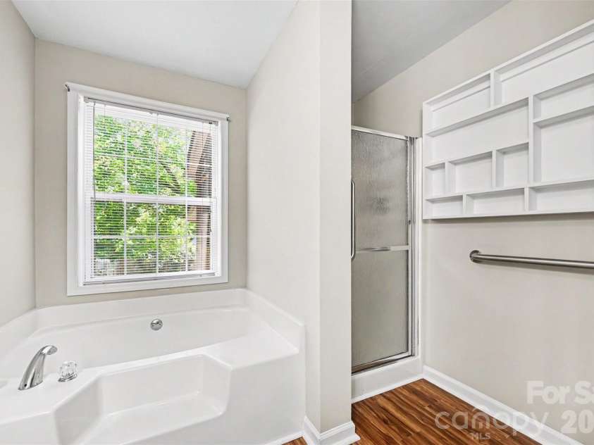 113 Heather Glen Lane, Belmont, NC 28012.  MLS# CAR4389922, YatesRealty ID 32153. Primary Bathroom with soaking tub