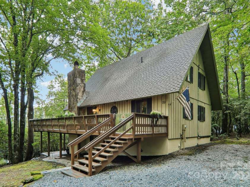 19 High Terrain Drive, Burnsville, NC 28714.  MLS# CAR4292029, YatesRealty ID 32157. 