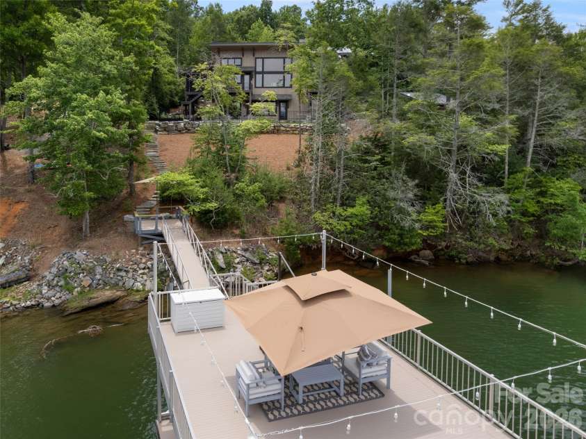 425 Dockside Drive, Nebo, NC 28761.  MLS# CAR4393009, YatesRealty ID 32158. Relaxing upper level relaxing & entertaining space.