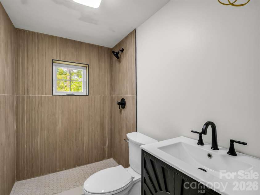 54 Old Lime Kiln Road, Arden, NC 28704.  MLS# CAR4394473, YatesRealty ID 32159. Beautifully updated full bath.