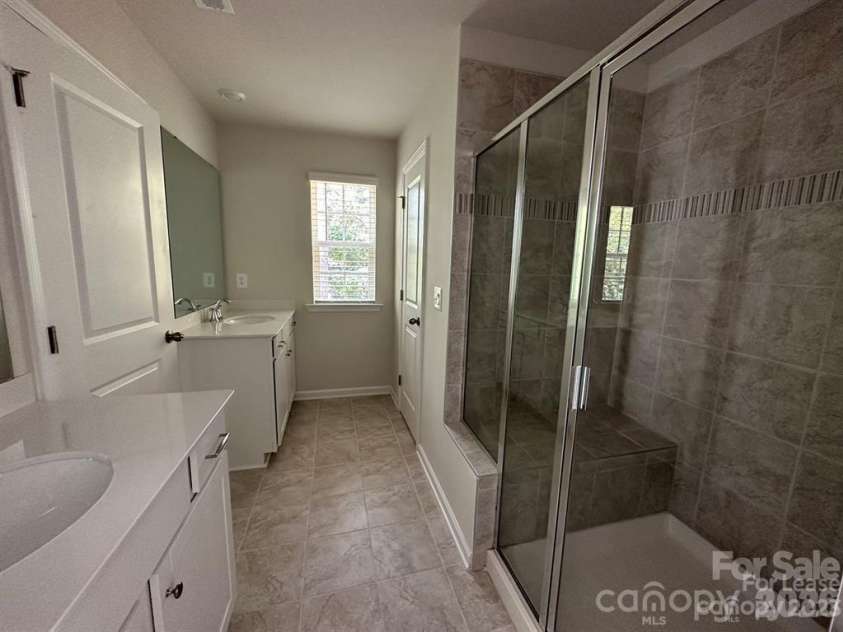 14051 Martin hill Way, Charlotte, NC 28277.  MLS# CAR4378457, YatesRealty ID 32160. First floor guest bathroom