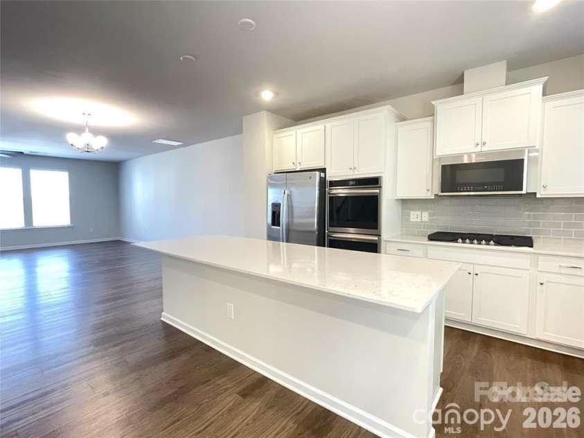 14051 Martin hill Way, Charlotte, NC 28277.  MLS# CAR4378457, YatesRealty ID 32160. Modern Kitchen