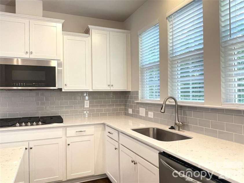 14051 Martin hill Way, Charlotte, NC 28277.  MLS# CAR4378457, YatesRealty ID 32160. Stainless steel appliances 