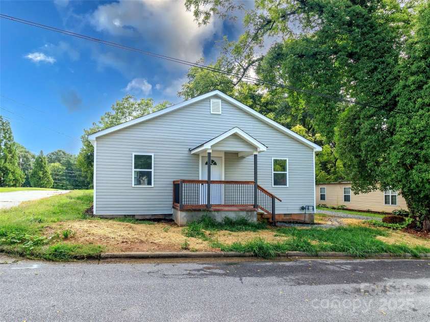 317 High Street, Lincolnton, NC 28092.  MLS# CAR4292508, YatesRealty ID 32160. 