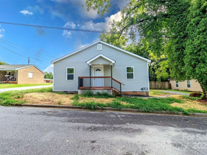 317 High Street, Lincolnton, NC 28092.  MLS# CAR4292508, YatesRealty ID 32160. 