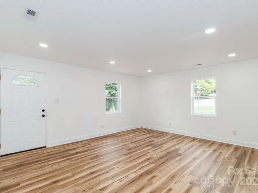 317 High Street, Lincolnton, NC 28092.  MLS# CAR4292508, YatesRealty ID 32160. 