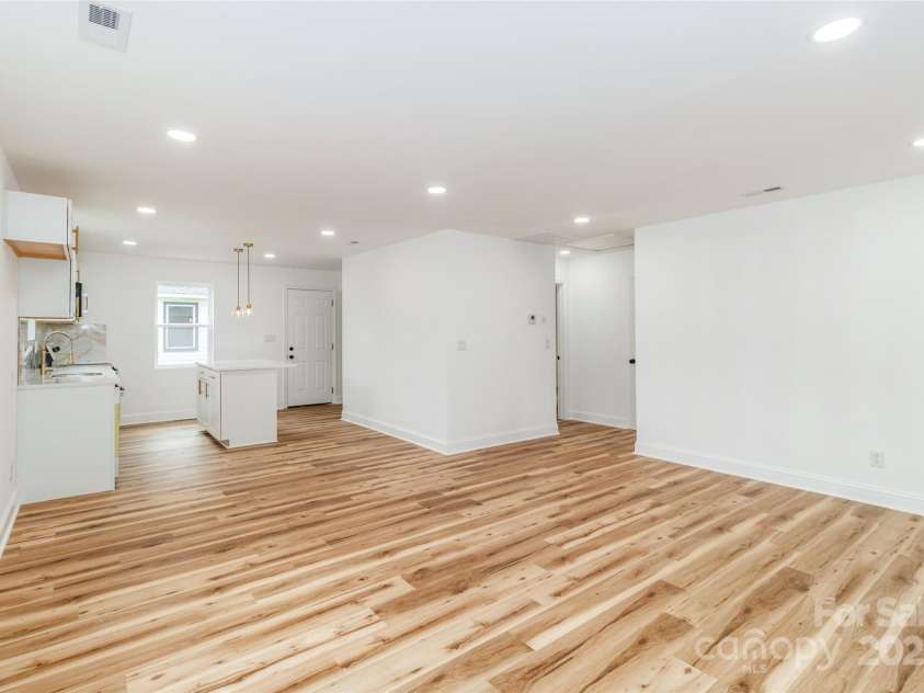 317 High Street, Lincolnton, NC 28092.  MLS# CAR4292508, YatesRealty ID 32160. 