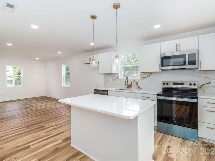 317 High Street, Lincolnton, NC 28092.  MLS# CAR4292508, YatesRealty ID 32160. 