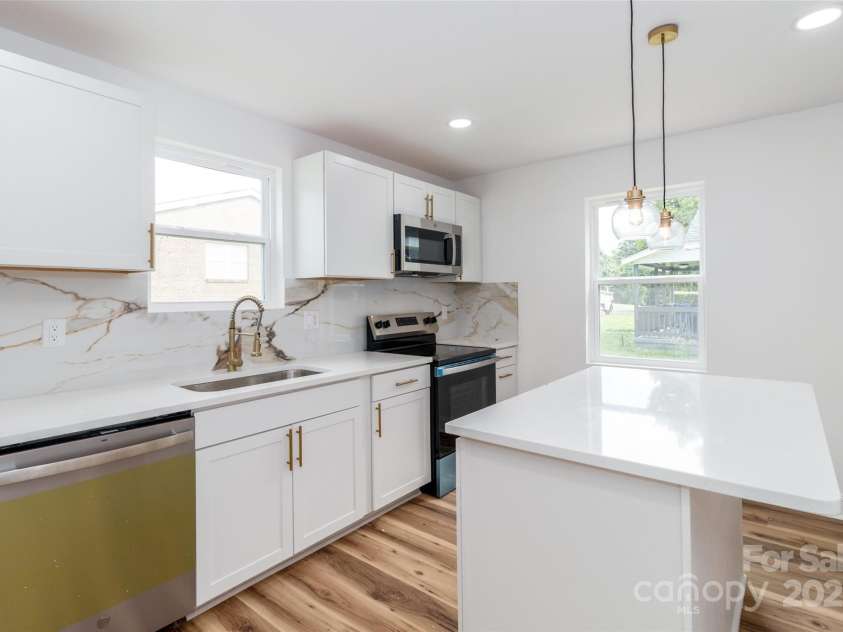 317 High Street, Lincolnton, NC 28092.  MLS# CAR4292508, YatesRealty ID 32160. 