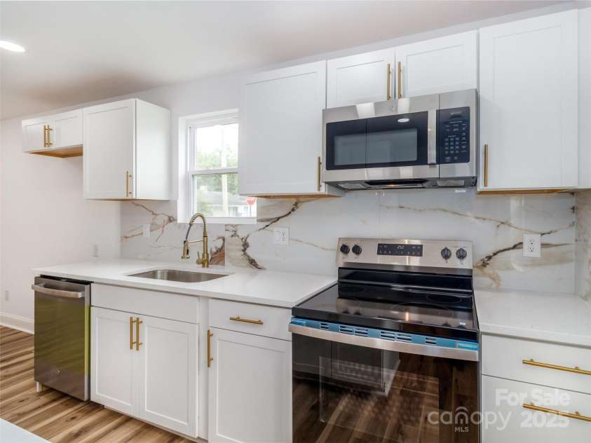 317 High Street, Lincolnton, NC 28092.  MLS# CAR4292508, YatesRealty ID 32160. 