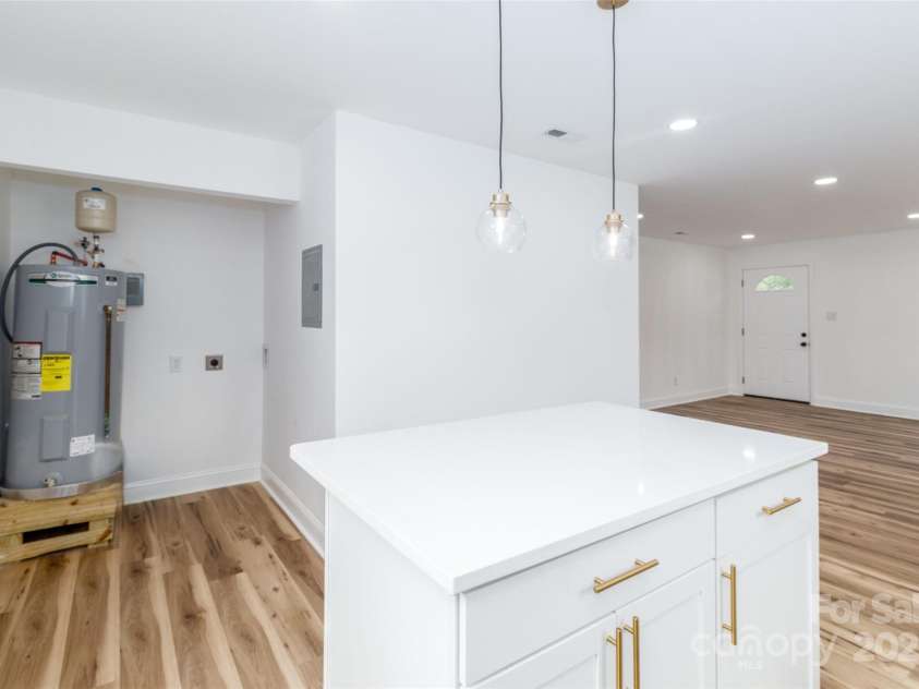 317 High Street, Lincolnton, NC 28092.  MLS# CAR4292508, YatesRealty ID 32160. 