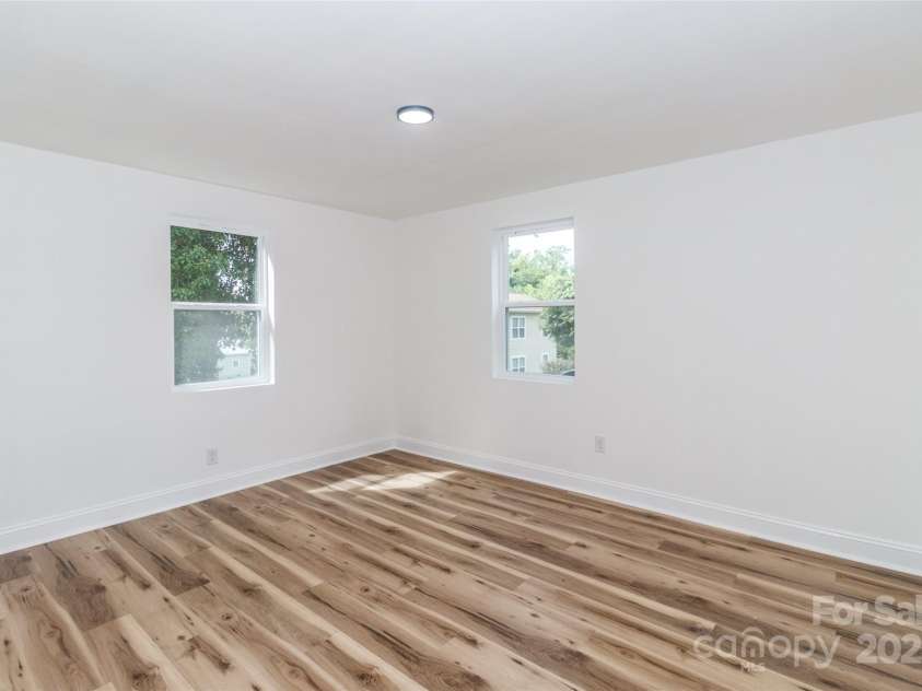 317 High Street, Lincolnton, NC 28092.  MLS# CAR4292508, YatesRealty ID 32160. 