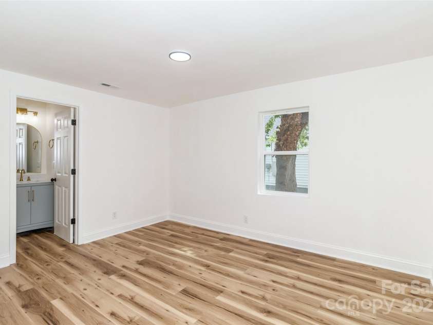 317 High Street, Lincolnton, NC 28092.  MLS# CAR4292508, YatesRealty ID 32160. 