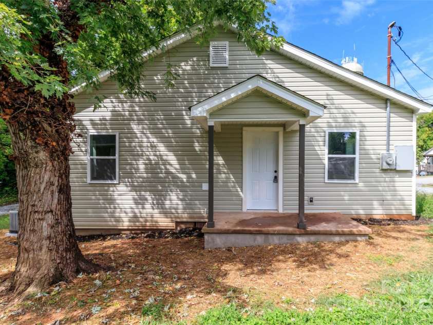 317 High Street, Lincolnton, NC 28092.  MLS# CAR4292508, YatesRealty ID 32160. 