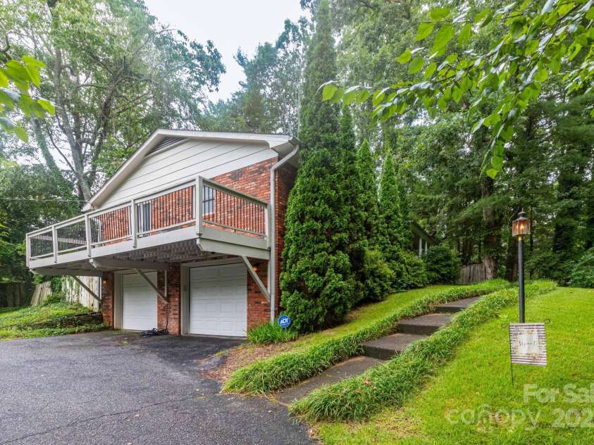 936 Toxaway Drive, Hendersonville, NC 28791.  MLS# CAR4291861, YatesRealty ID 32161. 