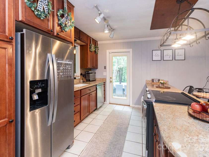 936 Toxaway Drive, Hendersonville, NC 28791.  MLS# CAR4291861, YatesRealty ID 32161. 