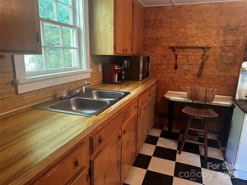 8485 Hwy 197 Highway, Green Mountain, NC 28740.  MLS# CAR4292504, YatesRealty ID 32162. 