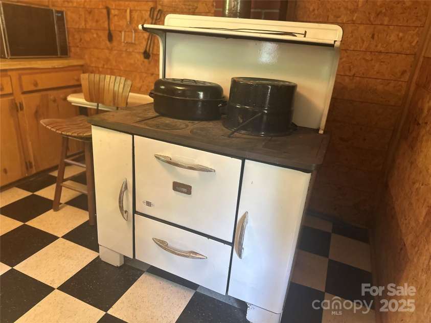 8485 Hwy 197 Highway, Green Mountain, NC 28740.  MLS# CAR4292504, YatesRealty ID 32162. 