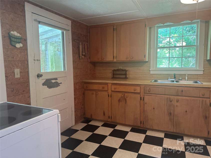 8485 Hwy 197 Highway, Green Mountain, NC 28740.  MLS# CAR4292504, YatesRealty ID 32162. 