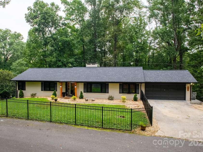 108 Maehill Place, Lenoir, NC 28645.  MLS# CAR4290950, YatesRealty ID 32163. 