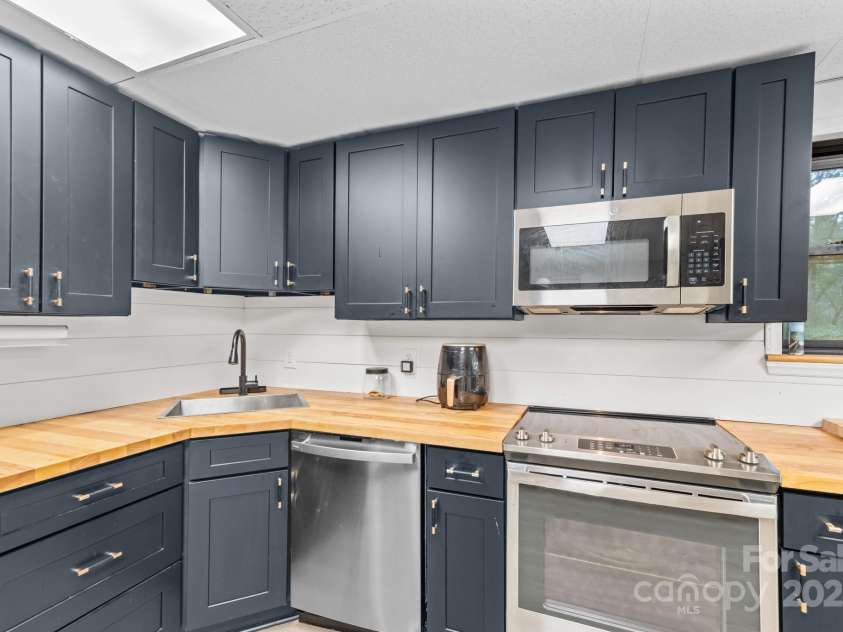 108 Maehill Place, Lenoir, NC 28645.  MLS# CAR4290950, YatesRealty ID 32163. 